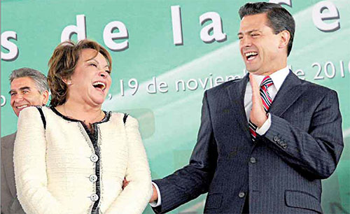 Elba Esther Gordillo con el entonces gobernador Enrique Peña Nieto (Foto de La Jornada, México)
