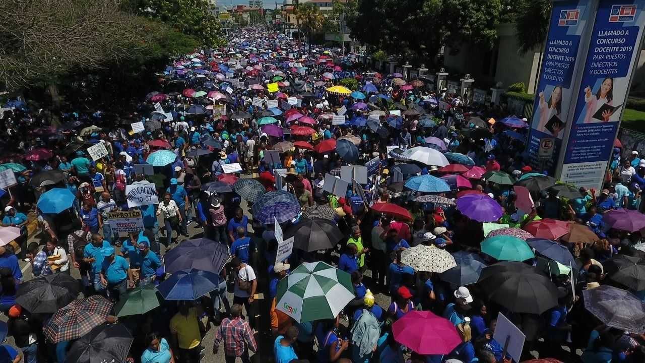 República Dominicana: miles de maestros marchan para exigir mejor inversión del 4% en educación