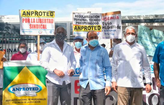 República Dominicana: Profesionales y técnicos docentes protestan frente al Ministerio de Educación