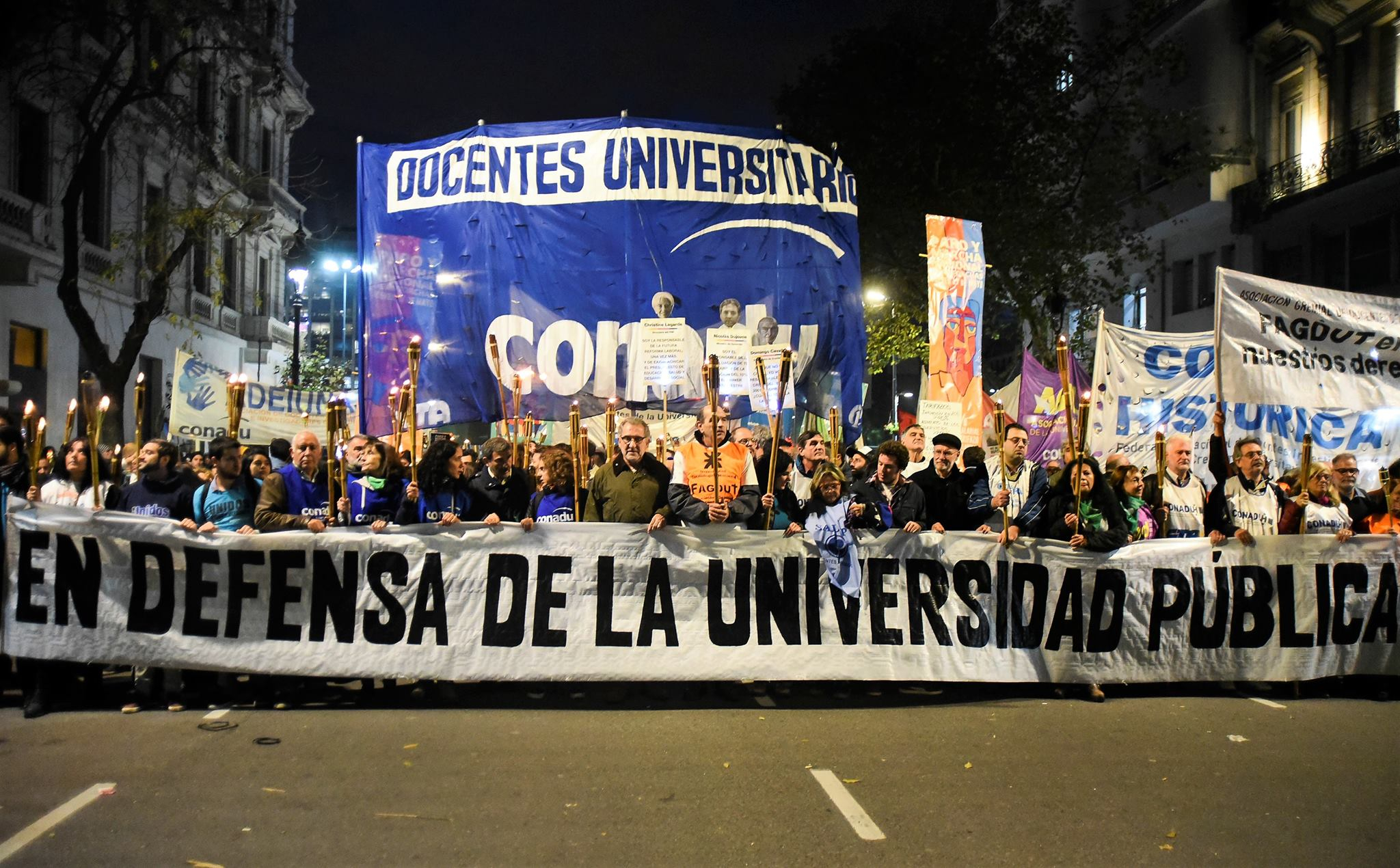 Argentina: La universidad marchó iluminando la lucha frente al ajuste
