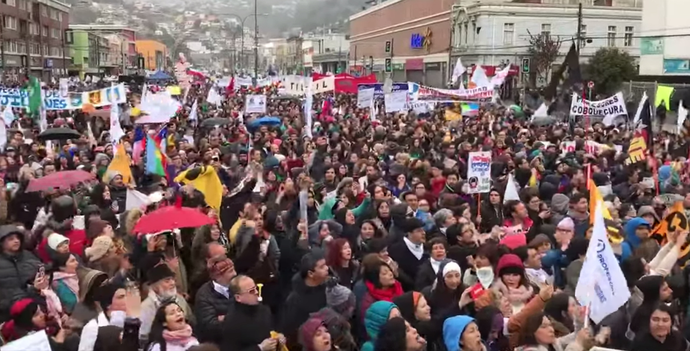 Chile: histórica movilización docente al Congreso Nacional en Valparaíso