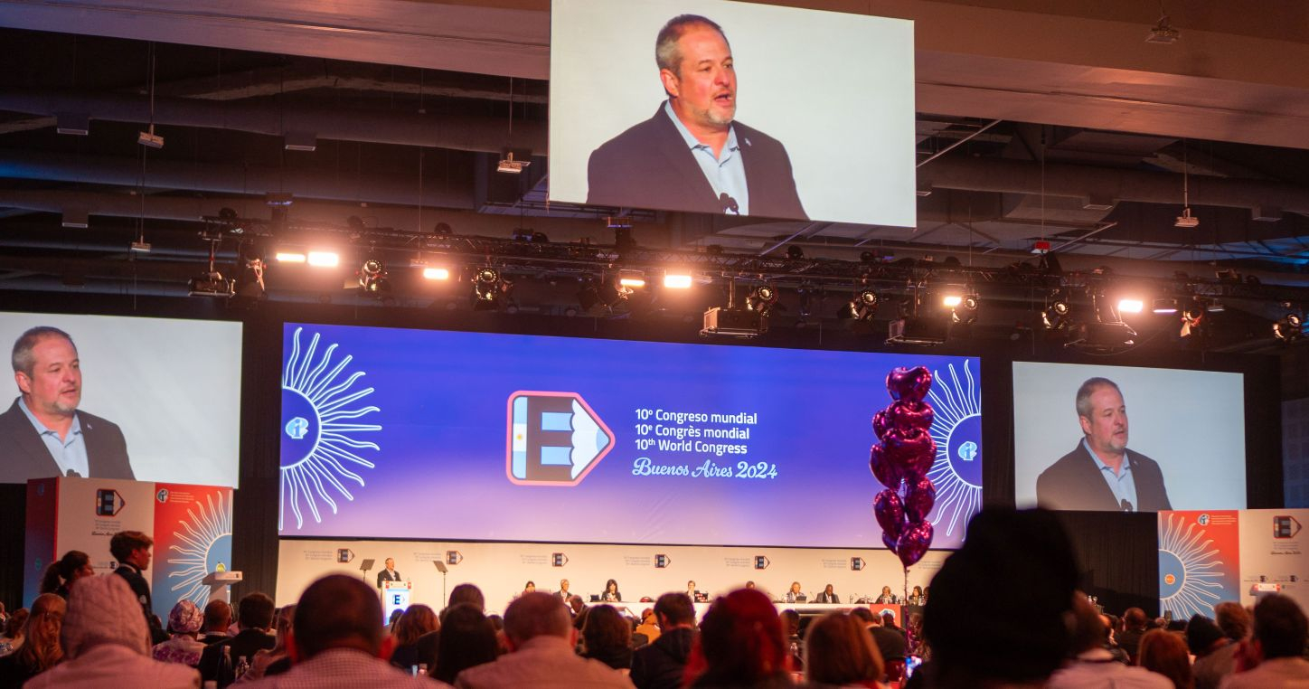 Ha llegado nuestro momento: el Secretario General de la Internacional de la Educación presenta un informe sobre los progresos alcanzados y realiza un llamado a la movilización en el 10º Congreso Mundial