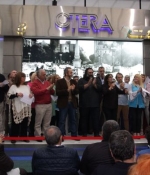 La nueva dirección de CeTERA posa para las cámaras en la tarima frente a sus afiliados y afiliadas