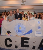 Miembros de la Confederación de Educadores de Educación de Argentina celebran final del Congreso número 13
