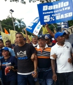 Docentes dominicanos y dominicanas se manifiestan en las calles de Santo Domingo