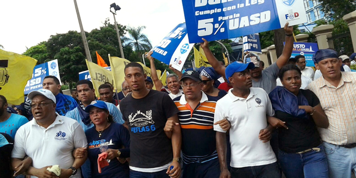 Docentes dominicanos y dominicanas se manifiestan en las calles de Santo Domingo